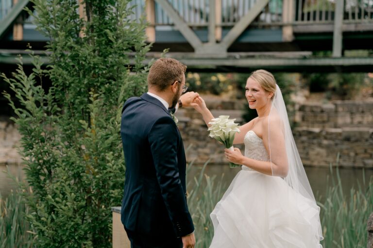 00078-florian-knusper-hochzeitsfotograf-wuerzburg-brautpaar-an-bruecke-Brückenbaron