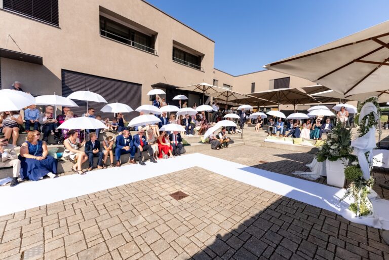 00078-florian-knusper-hochzeitsfotograf-wuerzburg-gaeste-mit-schirmen-Schlosshotel Steinburg Wuerzburg