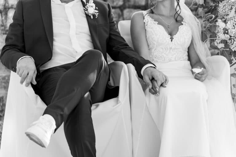 00079-florian-knusper-hochzeitsfotograf-wuerzburg-brautpaar-auf-sitzplaetzen-Schlosshotel Steinburg Wuerzburg