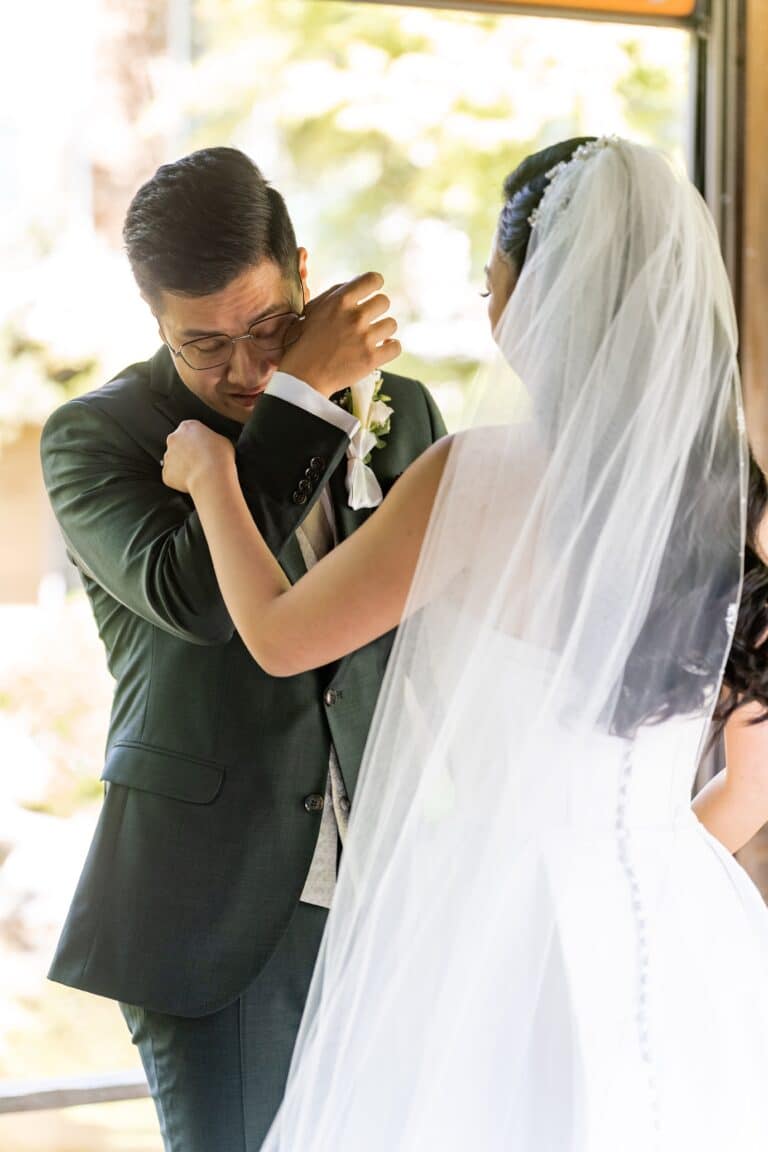 00080-florian-knusper-hochzeitsfotograf-wuerzburg-brautpaar-in-umarmung-Hotel Schindlerhof Nuernberg