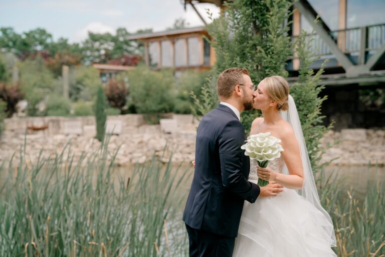 00081-florian-knusper-hochzeitsfotograf-wuerzburg-brautpaar-am-wasser-Brückenbaron