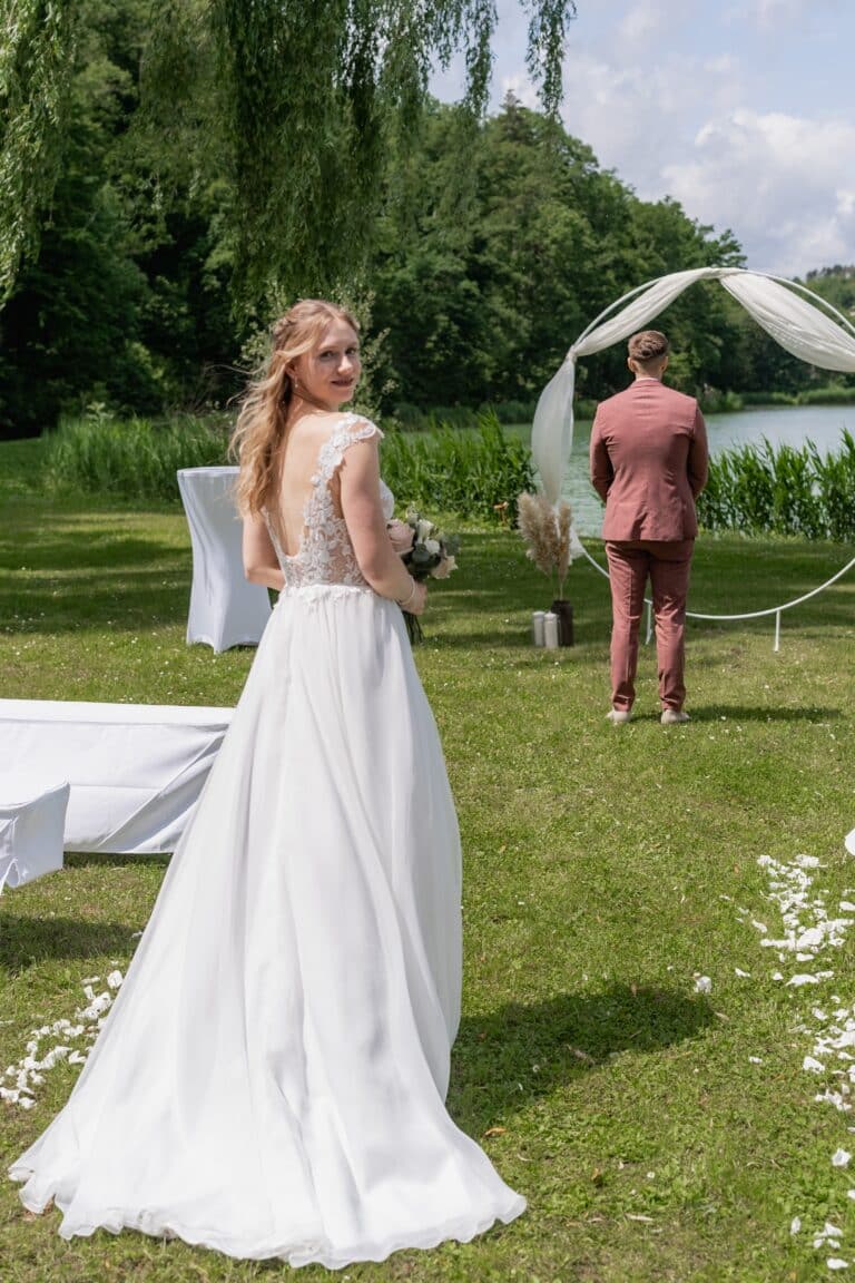 00082-florian-knusper-hochzeitsfotograf-wuerzburg-braut-im-garten-Das Retz