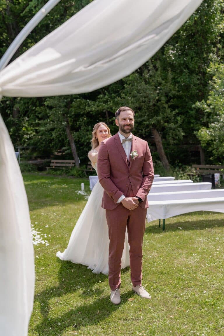 00088-florian-knusper-hochzeitsfotograf-wuerzburg-brautpaar-im-garten-Das Retz