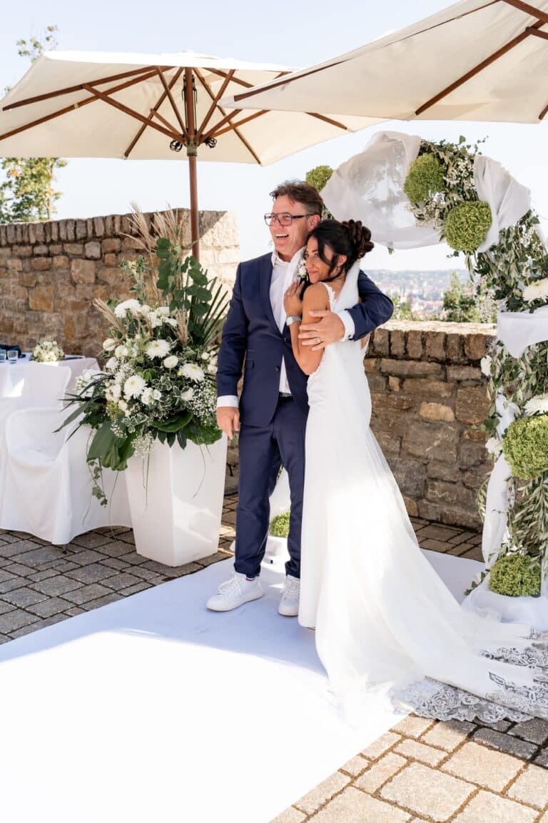 00088-florian-knusper-hochzeitsfotograf-wuerzburg-brautpaar-im-garten-Schlosshotel Steinburg Wuerzburg