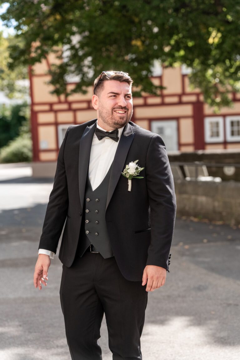 00088-florian-knusper-hochzeitsfotograf-wuerzburg-mann-im-festlichen-anzug-villa-oriental