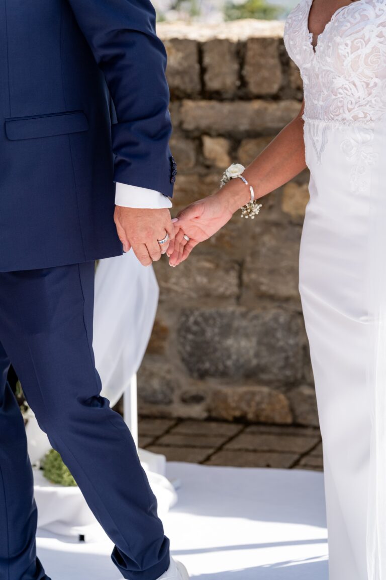 00089-florian-knusper-hochzeitsfotograf-wuerzburg-brautpaar-haelt-haende-Schlosshotel Steinburg Wuerzburg