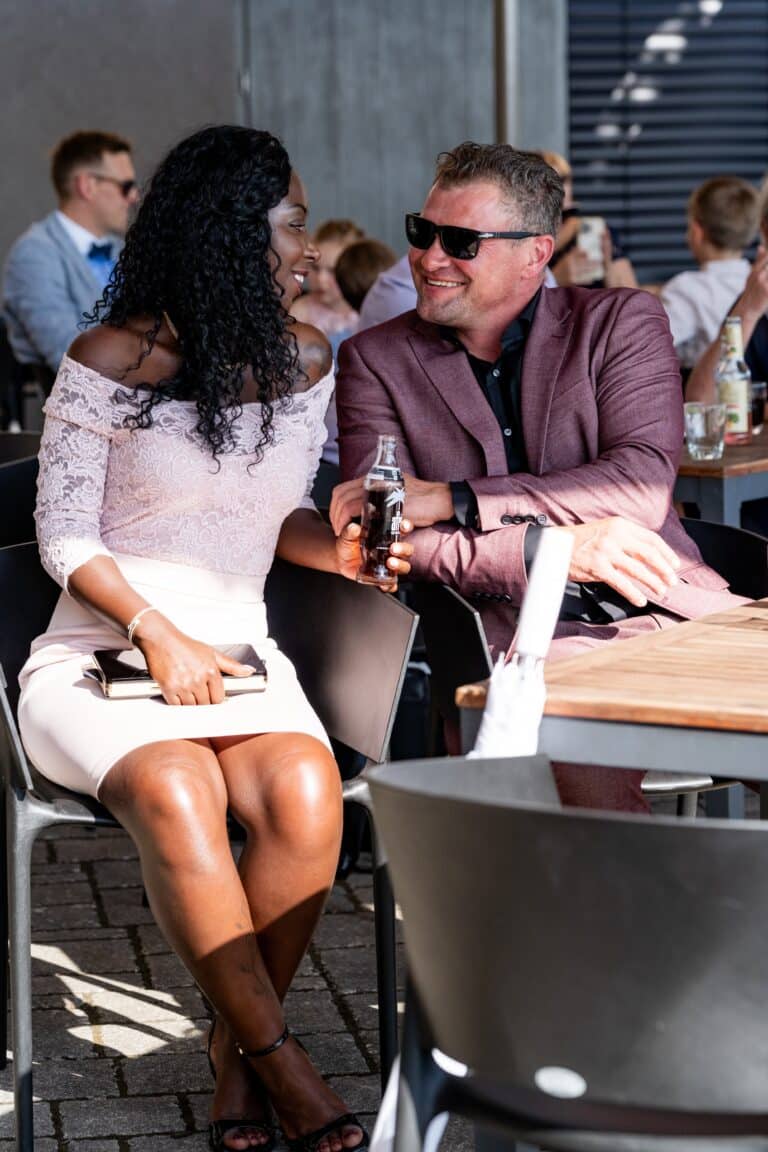 00090-florian-knusper-hochzeitsfotograf-wuerzburg-gruppe-von-gaesten-Schlosshotel Steinburg Wuerzburg