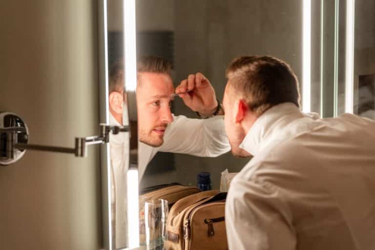 00094-florian-knusper-hochzeitsfotograf-wuerzburg-mann-vor-spiegel-Villa Oriental