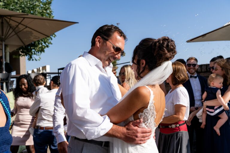 00096-florian-knusper-hochzeitsfotograf-wuerzburg-brautpaar-im-freien-Schlosshotel Steinburg Wuerzburg