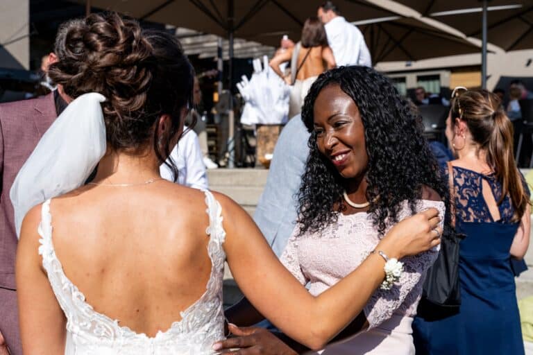 00097-florian-knusper-hochzeitsfotograf-wuerzburg-braut-mit-gast-im-gespraech-Schlosshotel Steinburg Wuerzburg