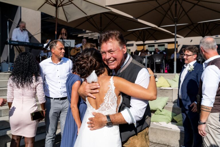 00098-florian-knusper-hochzeitsfotograf-wuerzburg-brautpaar-umarmung-im-freien-Schlosshotel Steinburg Wuerzburg