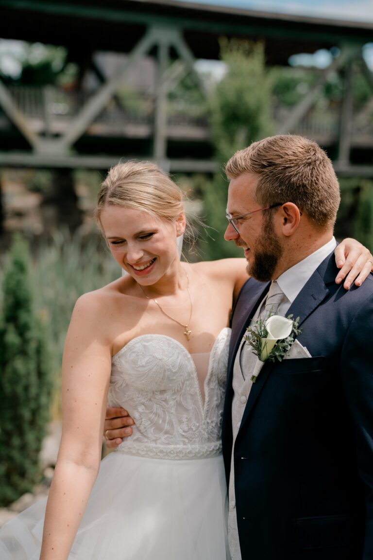 00099-florian-knusper-hochzeitsfotograf-wuerzburg-brautpaar-im-freien-Brückenbaron