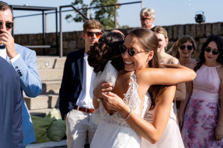 00099-florian-knusper-hochzeitsfotograf-wuerzburg-umarmung-der-gaeste-Schlosshotel Steinburg Wuerzburg
