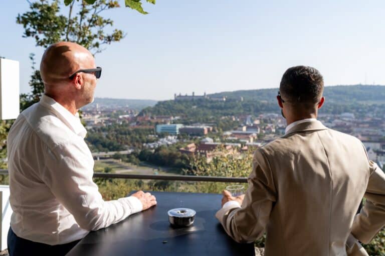 00100-florian-knusper-hochzeitsfotograf-wuerzburg-gaeste-vor-aussicht-Schlosshotel Steinburg Wuerzburg
