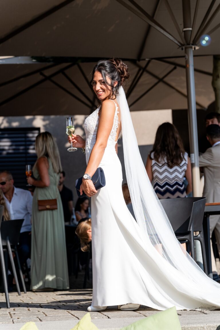 00102-florian-knusper-hochzeitsfotograf-wuerzburg-braut-im-garten-Schlosshotel Steinburg Wuerzburg