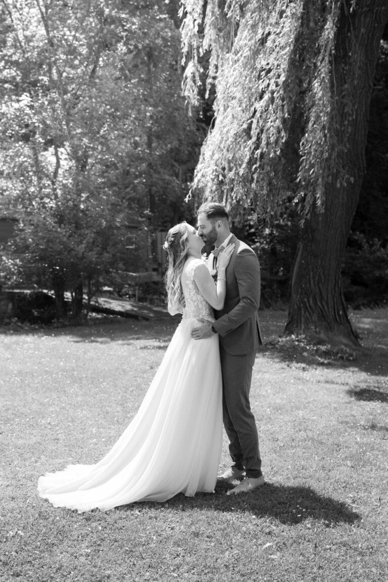 00103-2-florian-knusper-hochzeitsfotograf-wuerzburg-brautpaar-unter-baum-Das Retz