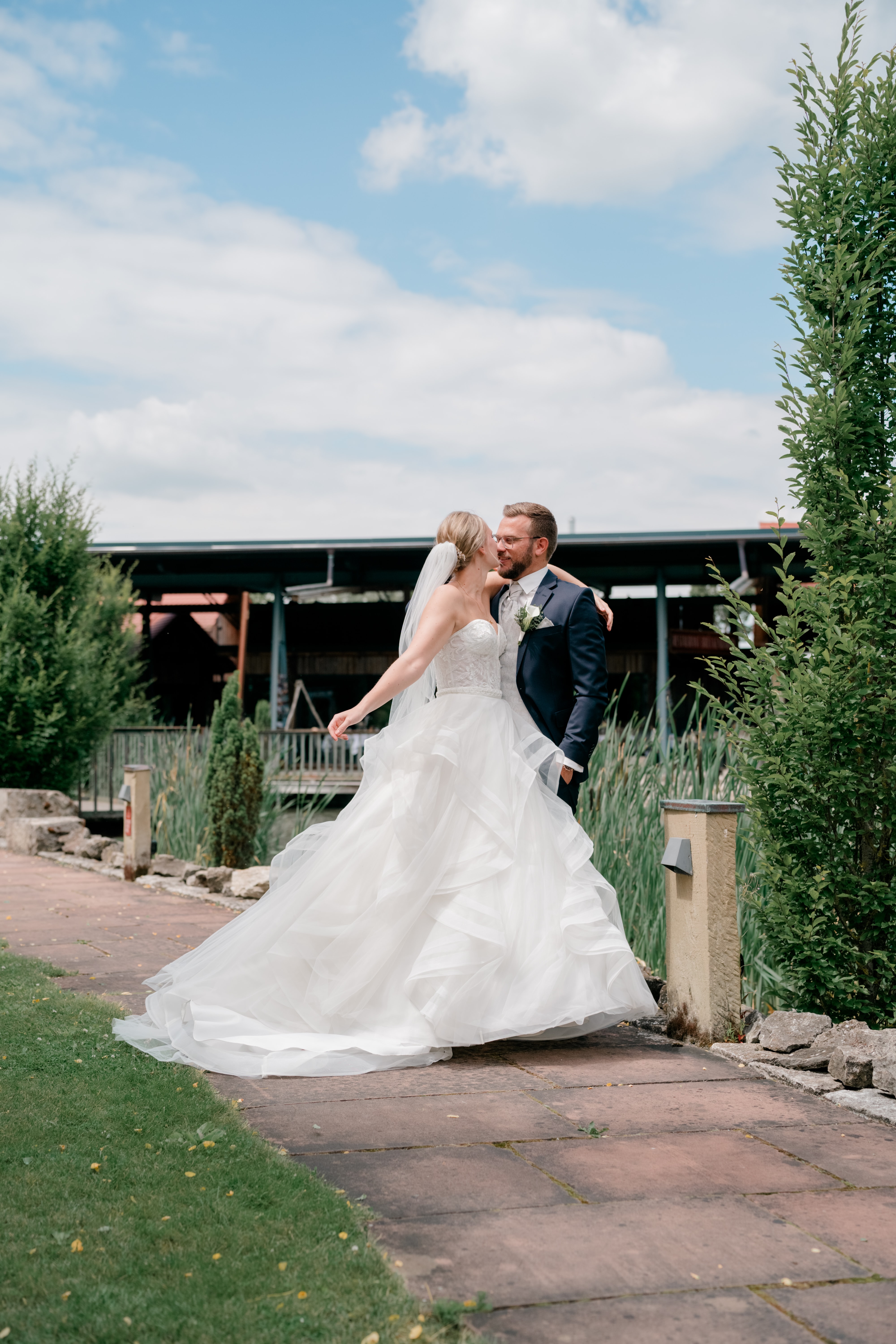 Brautpaar im Garten bei sonnigem Wetter