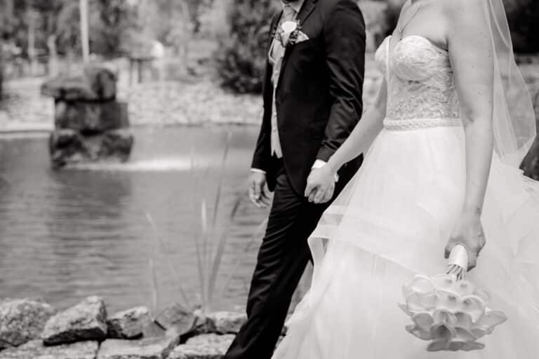 00107-florian-knusper-hochzeitsfotograf-wuerzburg-brautpaar-am-seeufer-Brückenbaron