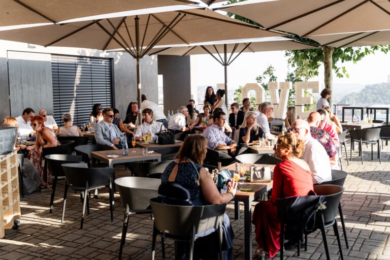 00107-florian-knusper-hochzeitsfotograf-wuerzburg-gruppe-von-gaesten-Schlosshotel Steinburg Wuerzburg