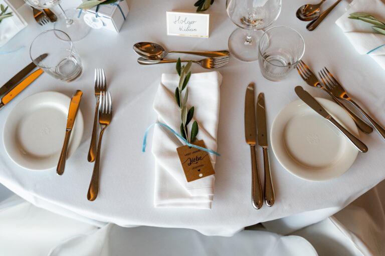 00111-florian-knusper-hochzeitsfotograf-wuerzburg-elegante-tischdekoration-Schlosshotel Steinburg Wuerzburg