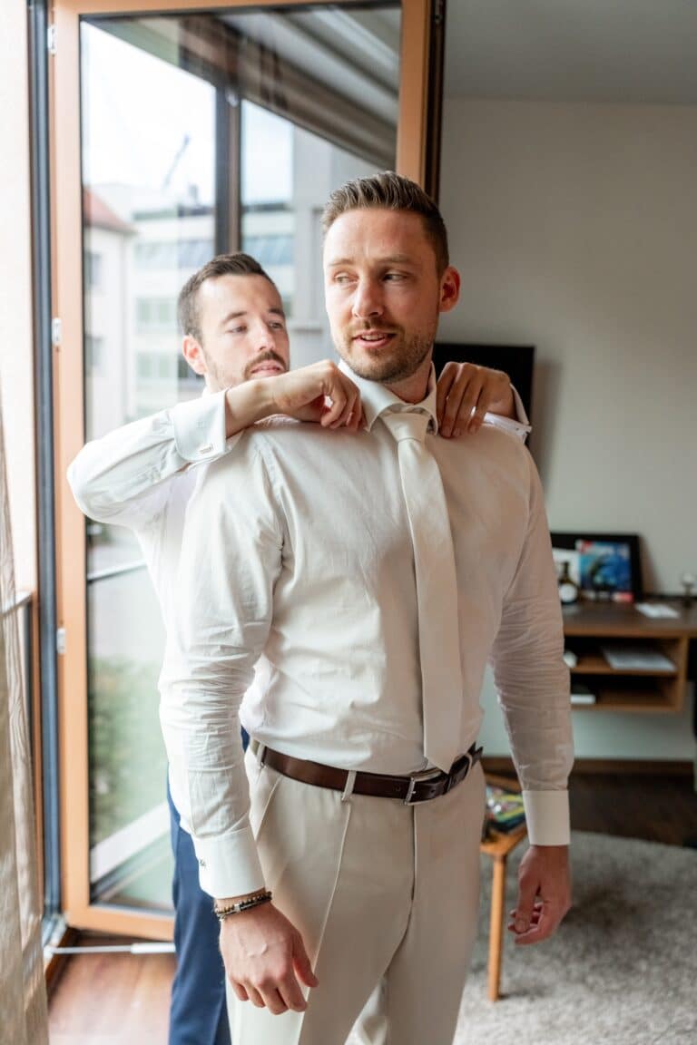 00111-florian-knusper-hochzeitsfotograf-wuerzburg-hochzeitsvorbereitung-im-zimmer-Villa Oriental