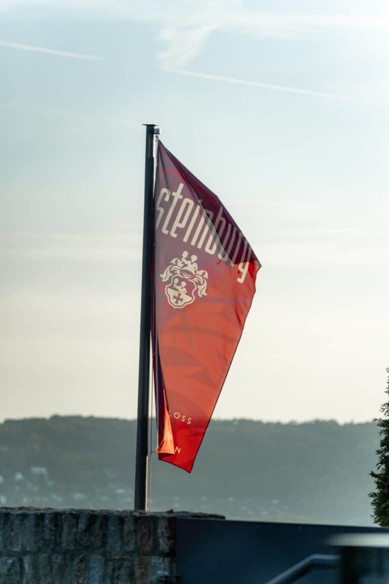 00117-florian-knusper-hochzeitsfotograf-wuerzburg-flagge-im-wind-Schlosshotel Steinburg Wuerzburg