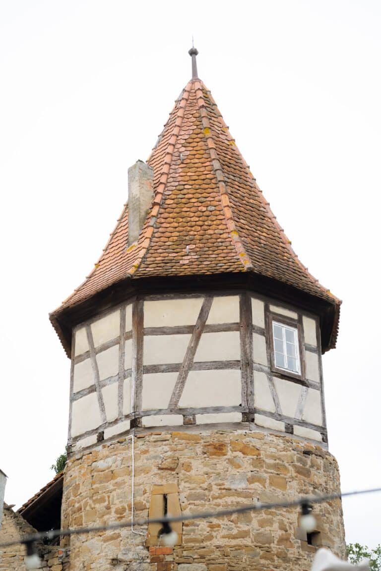 00119-florian-knusper-hochzeitsfotograf-wuerzburg-turm-aus-stein-und-holz-Hotel Freihof Prichsenstadt