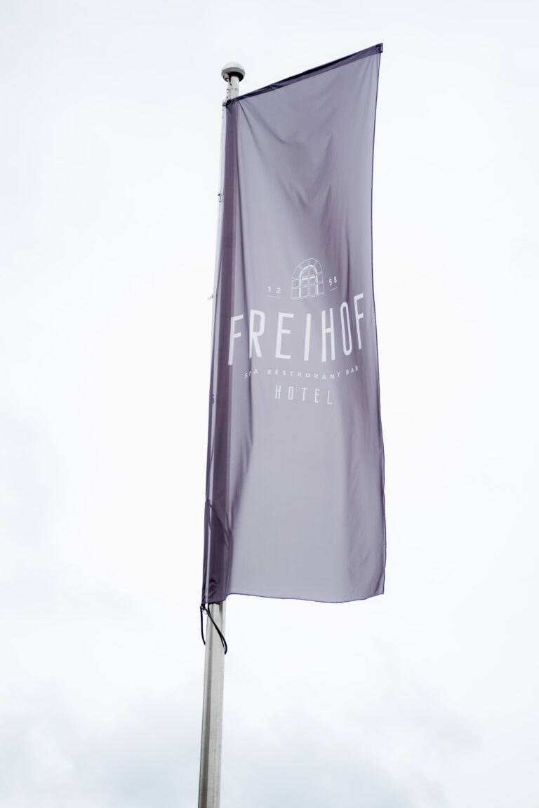 00122-florian-knusper-hochzeitsfotograf-wuerzburg-fahne-im-wind-Hotel Freihof Prichsenstadt