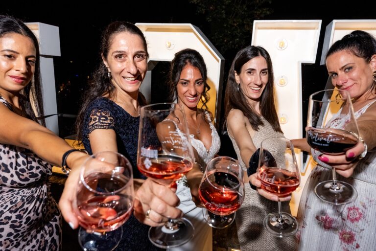 00122-florian-knusper-hochzeitsfotograf-wuerzburg-gaeste-mit-weinglaesern-Schlosshotel Steinburg Wuerzburg