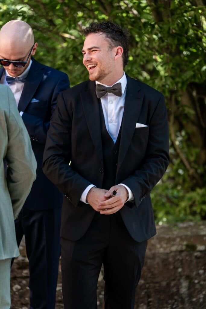 Gäste unterhalten sich im Garten bei Hochzeit