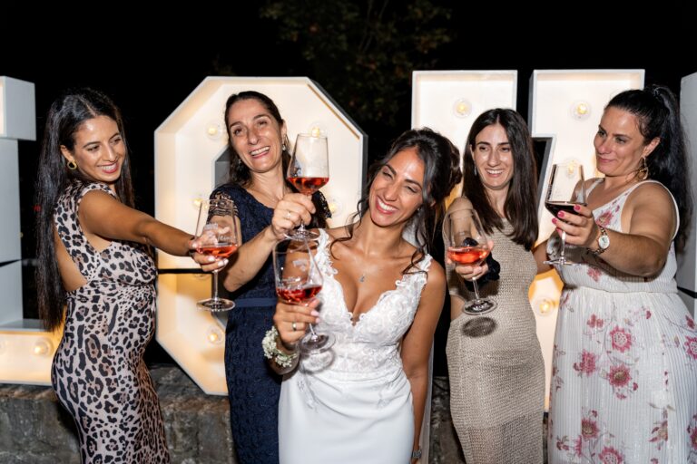 00123-florian-knusper-hochzeitsfotograf-wuerzburg-gruppe-von-gaesten-mit-sektglaesern-Schlosshotel Steinburg Wuerzburg