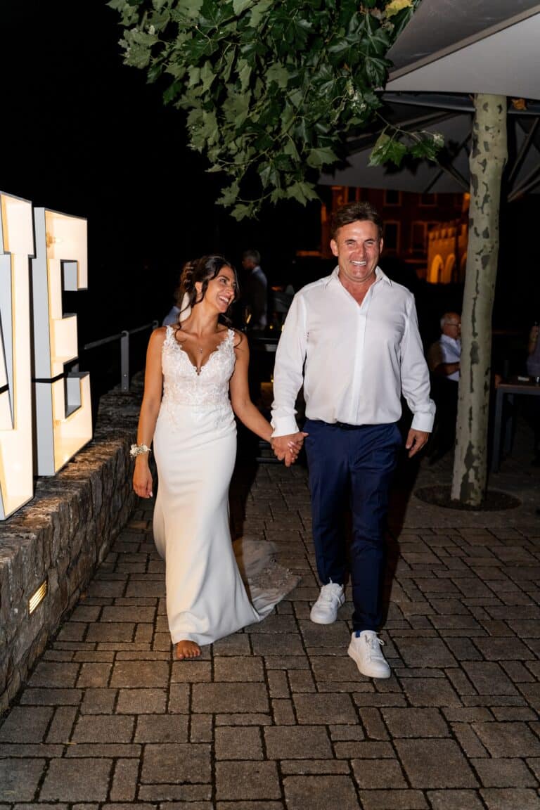 00125-florian-knusper-hochzeitsfotograf-wuerzburg-brautpaar-im-freien-Schlosshotel Steinburg Wuerzburg