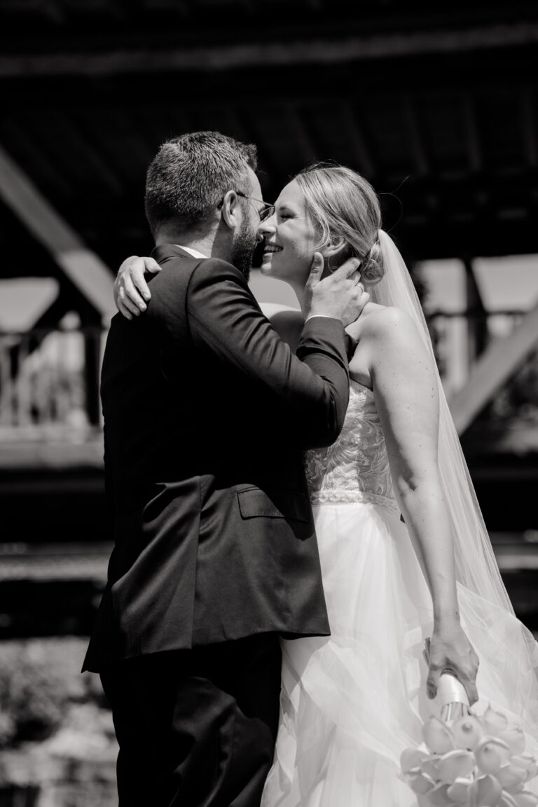 00126-florian-knusper-hochzeitsfotograf-wuerzburg-brautpaar-umarmung-Brückenbaron