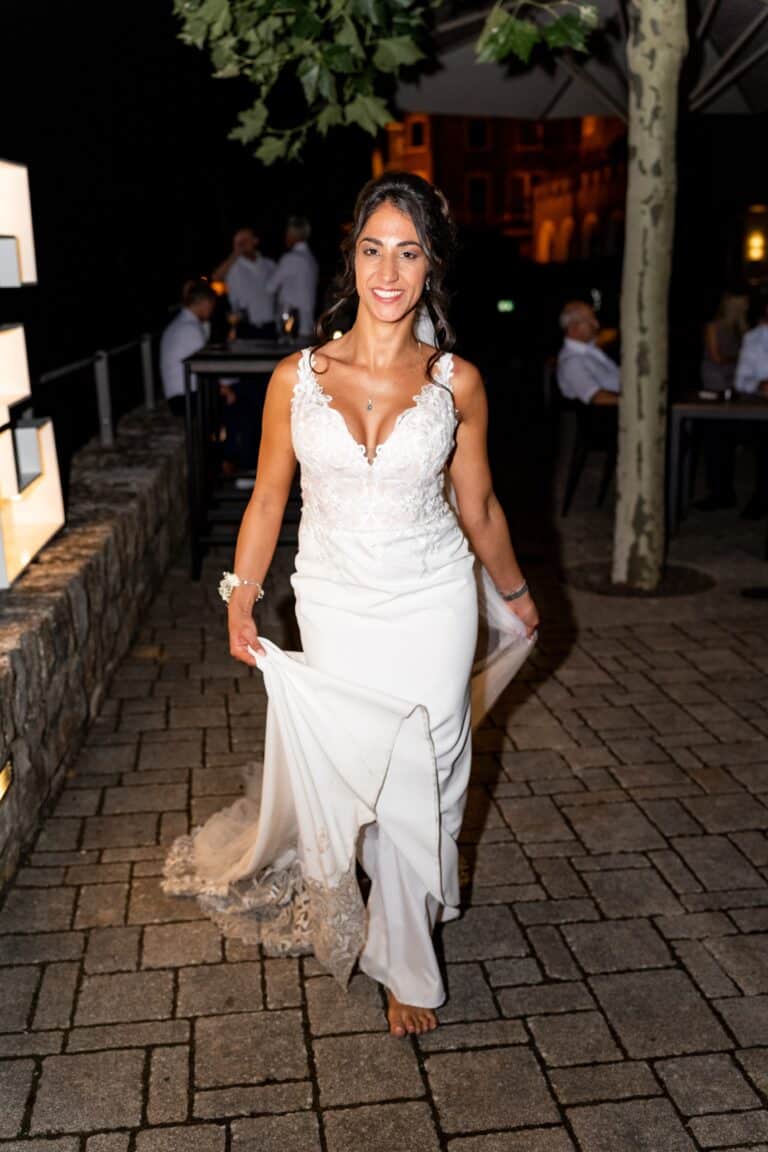 00127-florian-knusper-hochzeitsfotograf-wuerzburg-braut-im-garten-Schlosshotel Steinburg Wuerzburg