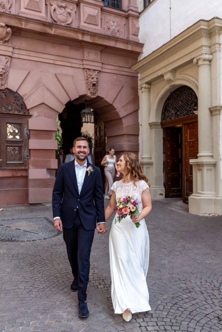 00127-florian-knusper-hochzeitsfotograf-wuerzburg-brautpaar-vor-gebaeude-Schlosshotel Steinburg Wuerzburg