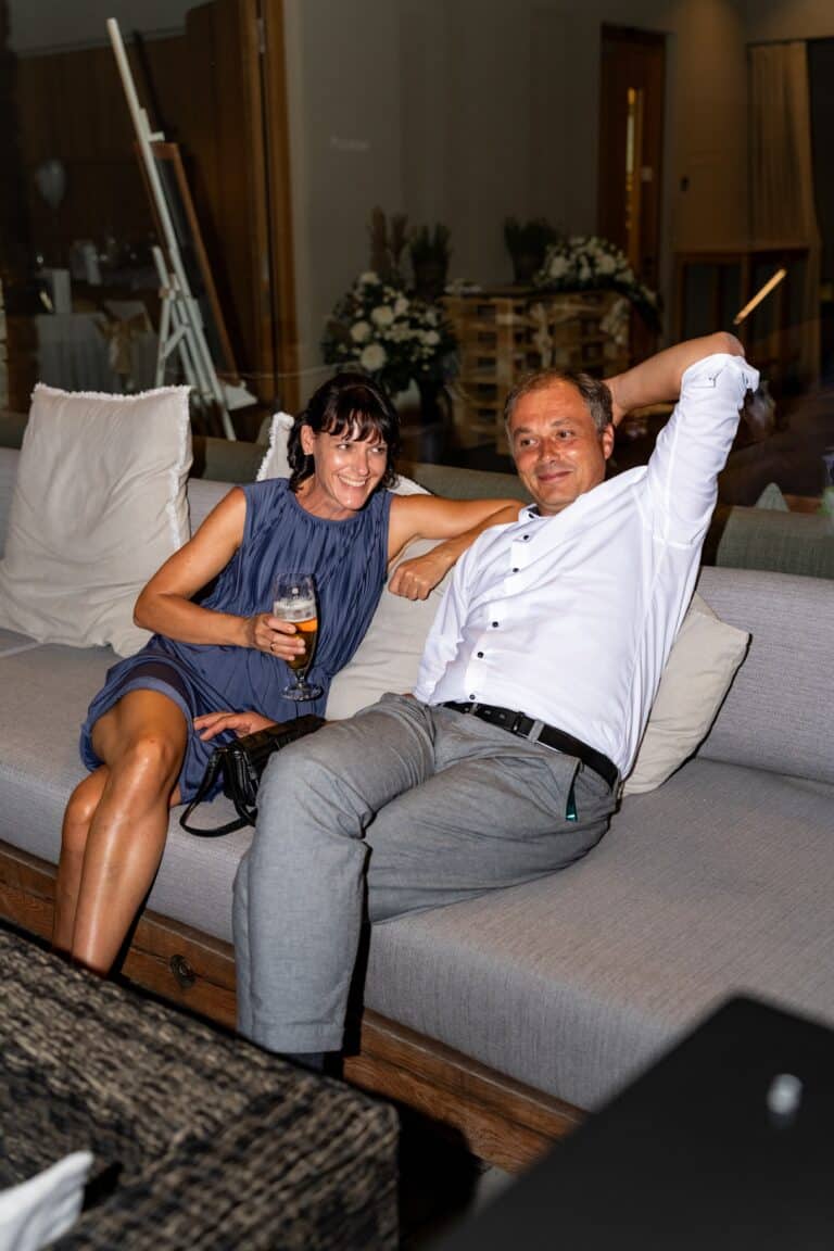 00129-florian-knusper-hochzeitsfotograf-wuerzburg-gruppe-von-gaesten-Schlosshotel Steinburg Wuerzburg