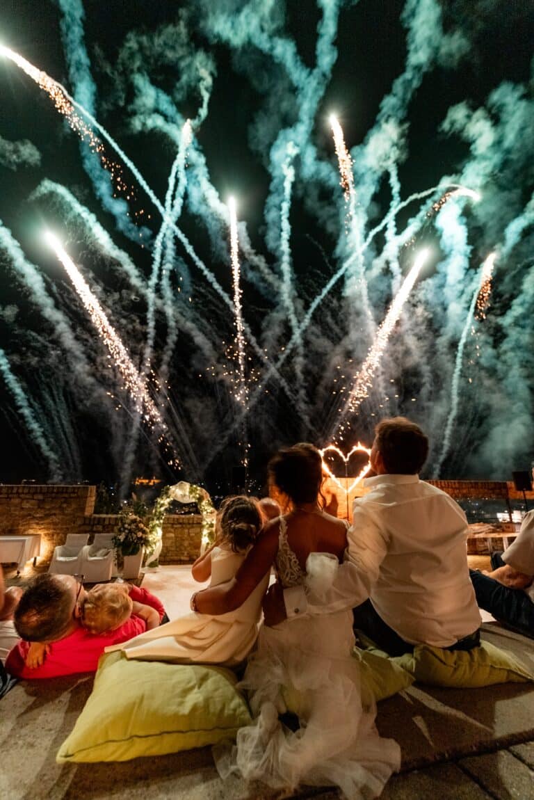 00130-florian-knusper-hochzeitsfotograf-wuerzburg-feuerwerk-am-abendhimmel-Schlosshotel Steinburg Wuerzburg
