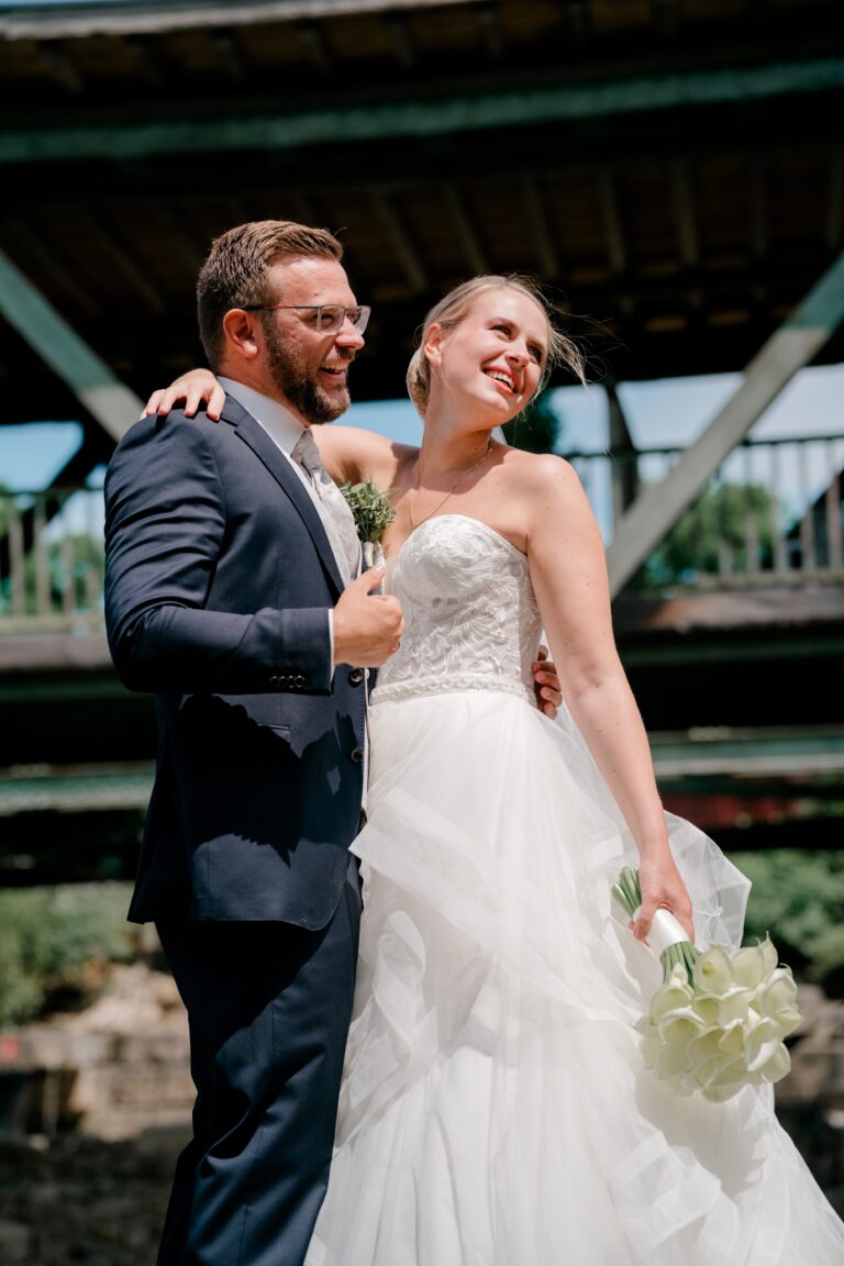 00133-florian-knusper-hochzeitsfotograf-wuerzburg-brautpaar-vor-bruecke-Brückenbaron