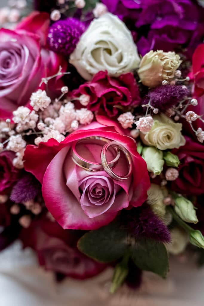 Blumenstrauß mit Eheringen und Rosen