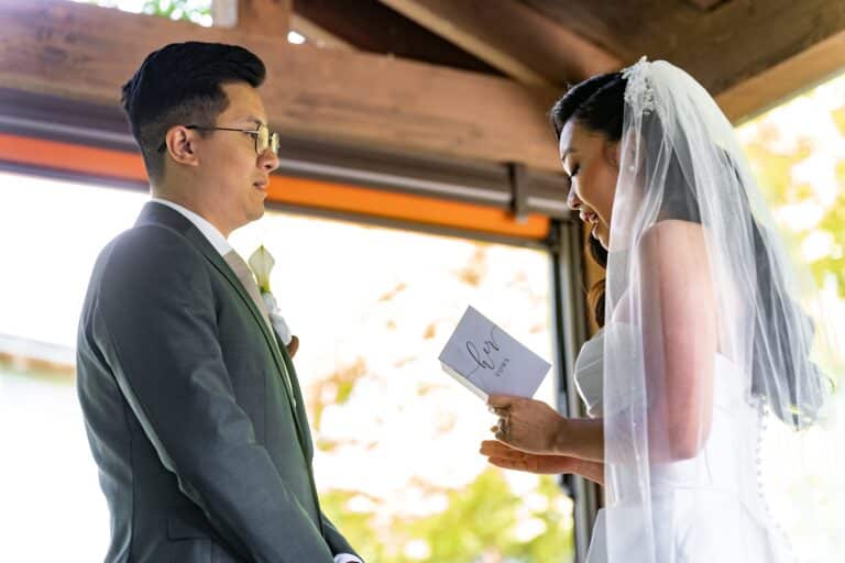 00134-florian-knusper-hochzeitsfotograf-wuerzburg-brautpaar-bei-trauung-Hotel Schindlerhof Nuernberg