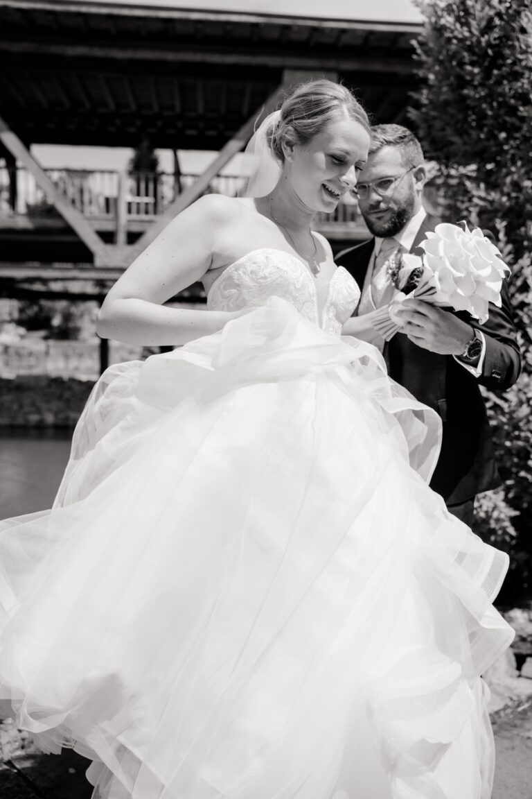 00135-florian-knusper-hochzeitsfotograf-wuerzburg-paar-im-freien-Brückenbaron
