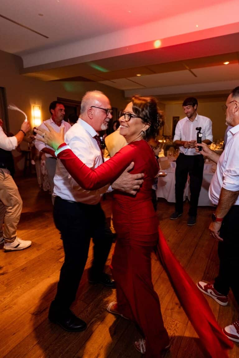 00135-florian-knusper-hochzeitsfotograf-wuerzburg-tanzendes-paar-im-festsaal-Schlosshotel Steinburg Wuerzburg