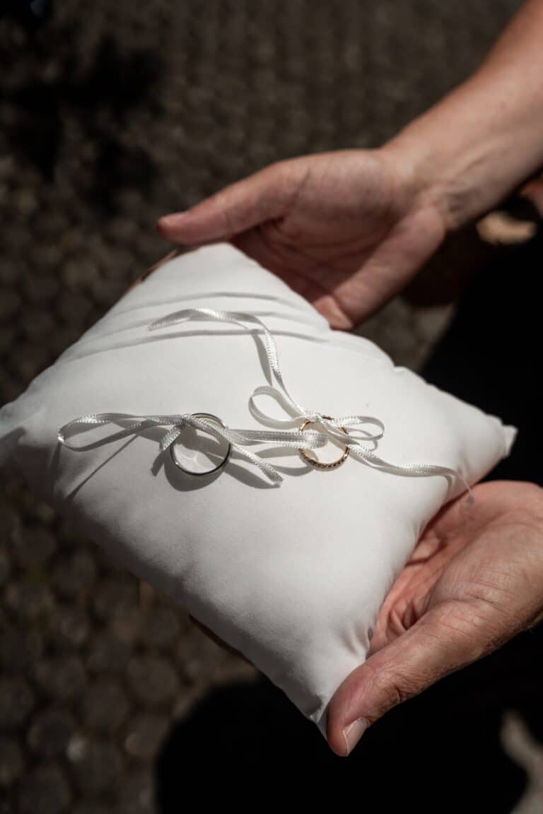 00136-florian-knusper-hochzeitsfotograf-wuerzburg-eheringe-auf-kissen-Kloster Bronnbach