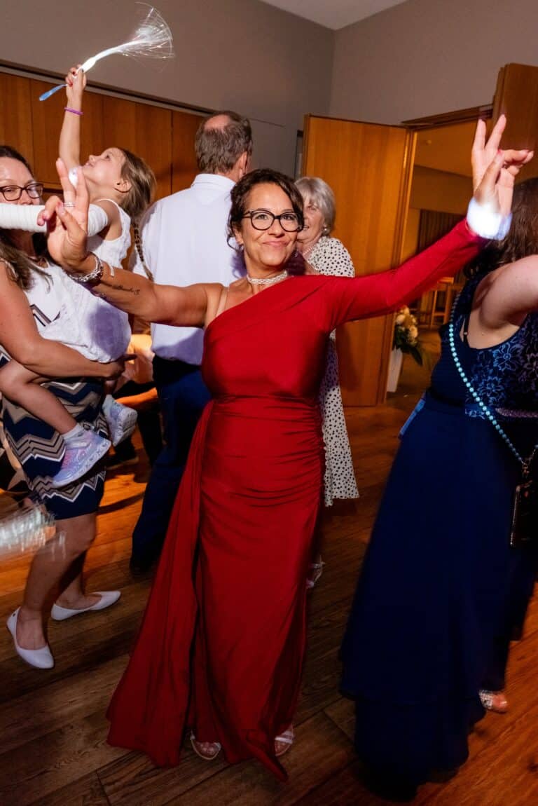 00137-florian-knusper-hochzeitsfotograf-wuerzburg-gruppe-am-tanzen-Schlosshotel Steinburg Wuerzburg