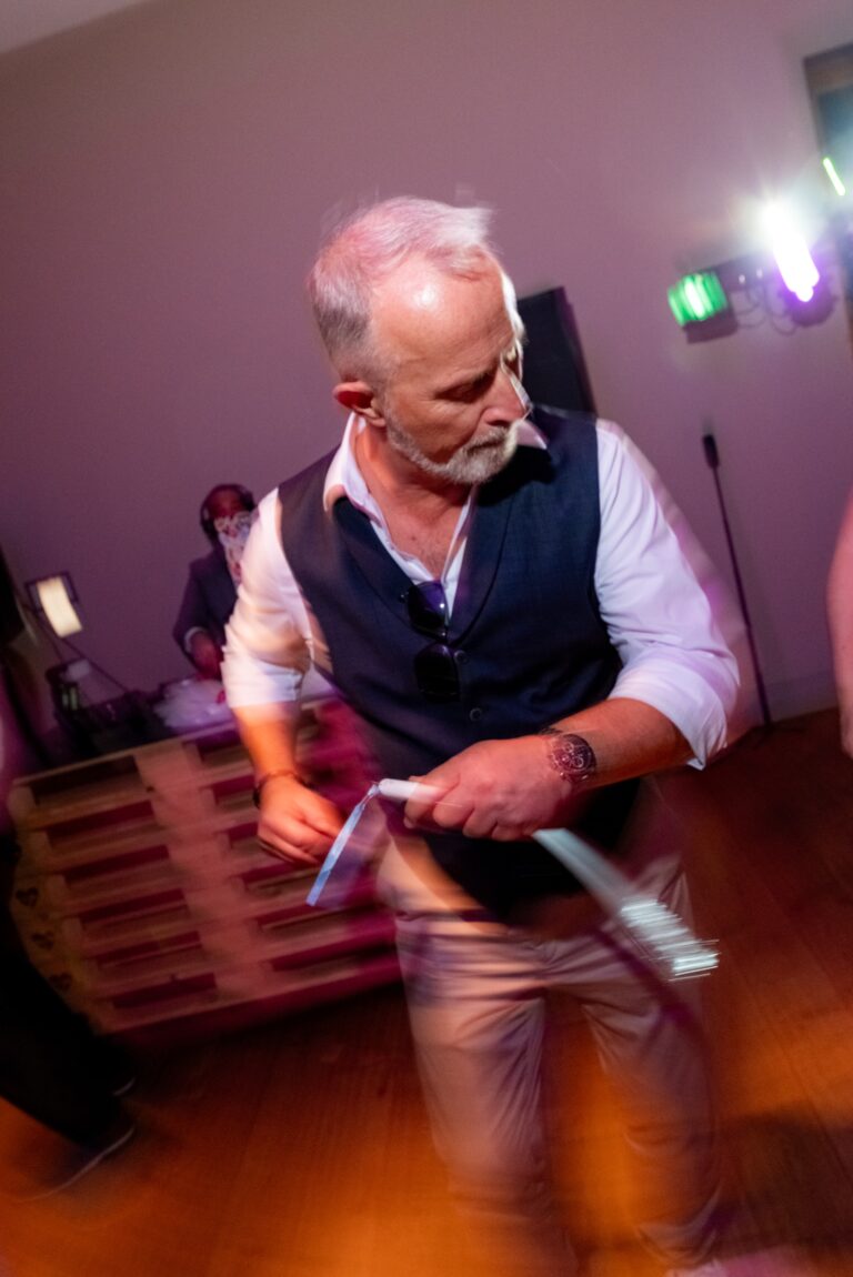 00138-florian-knusper-hochzeitsfotograf-wuerzburg-gast-im-tanzrausch-Schlosshotel Steinburg Wuerzburg