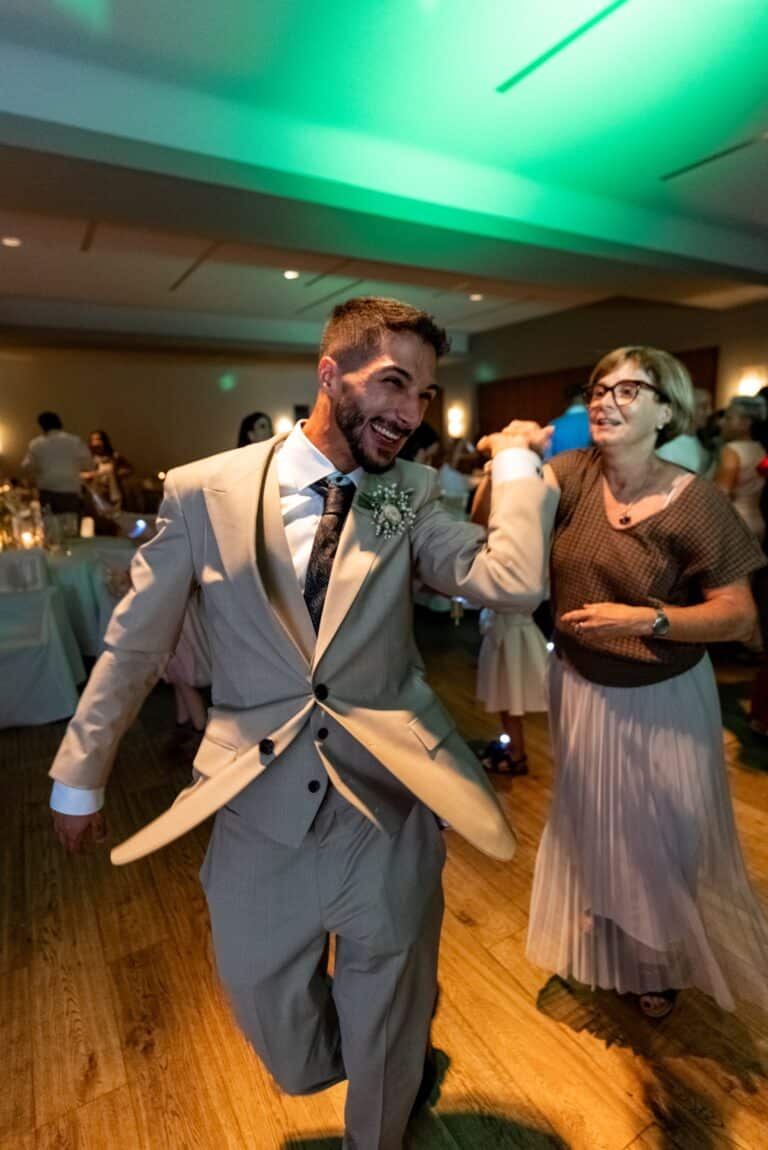 00139-florian-knusper-hochzeitsfotograf-wuerzburg-tanzendes-paar-im-festsaal-Schlosshotel Steinburg Wuerzburg