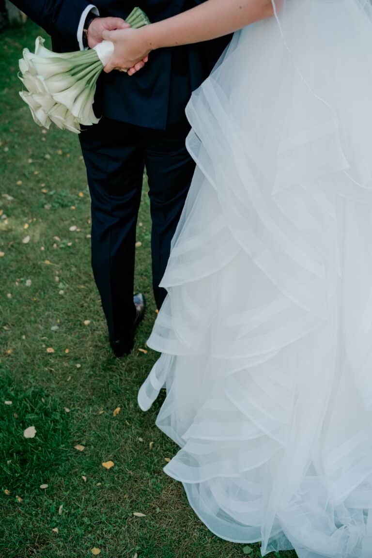 00147-florian-knusper-hochzeitsfotograf-wuerzburg-brautpaar-mit-blumenstrauss-Brückenbaron