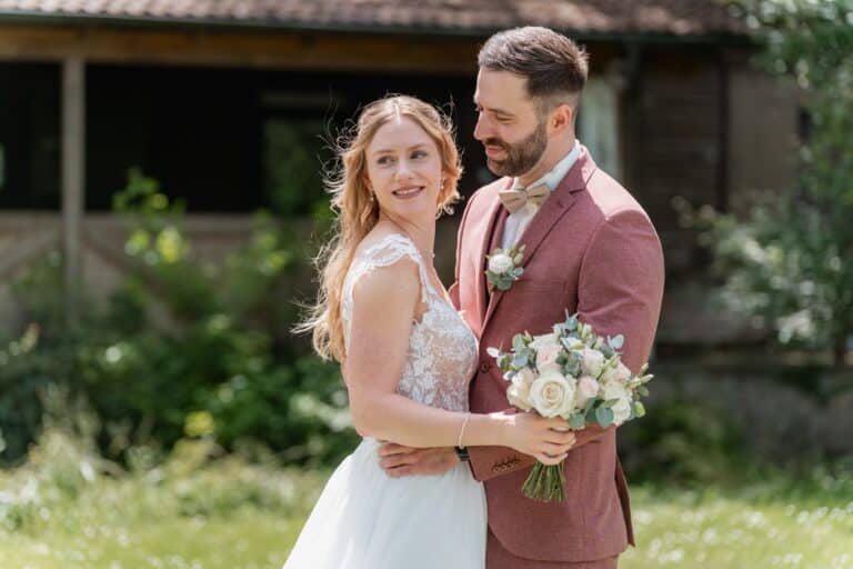 00151-florian-knusper-hochzeitsfotograf-wuerzburg-brautpaar-im-garten-Das Retz