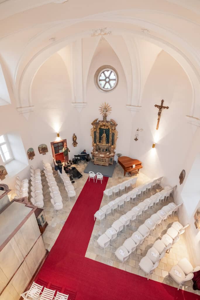 Hochzeitskapelle mit rotem Teppich und Altar.