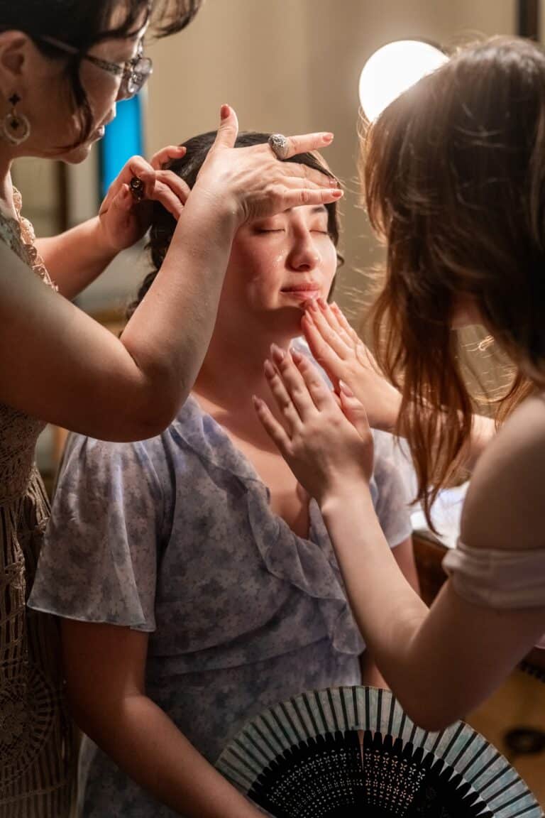 00155-florian-knusper-hochzeitsfotograf-wuerzburg-make-up-vorbereitung-braut-hofgut hünnersdorf